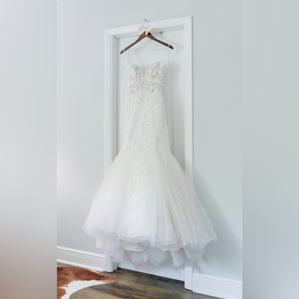 Mermaid style wedding dress by Maggie Sottero, size 6 (includes the veil) - Picture 1 of 3
